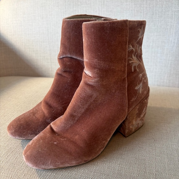 Kenneth Cole Size 9.5 Renna Pink Velvet Ankle Boots with White Floral Embroidery - Picture 6 of 12